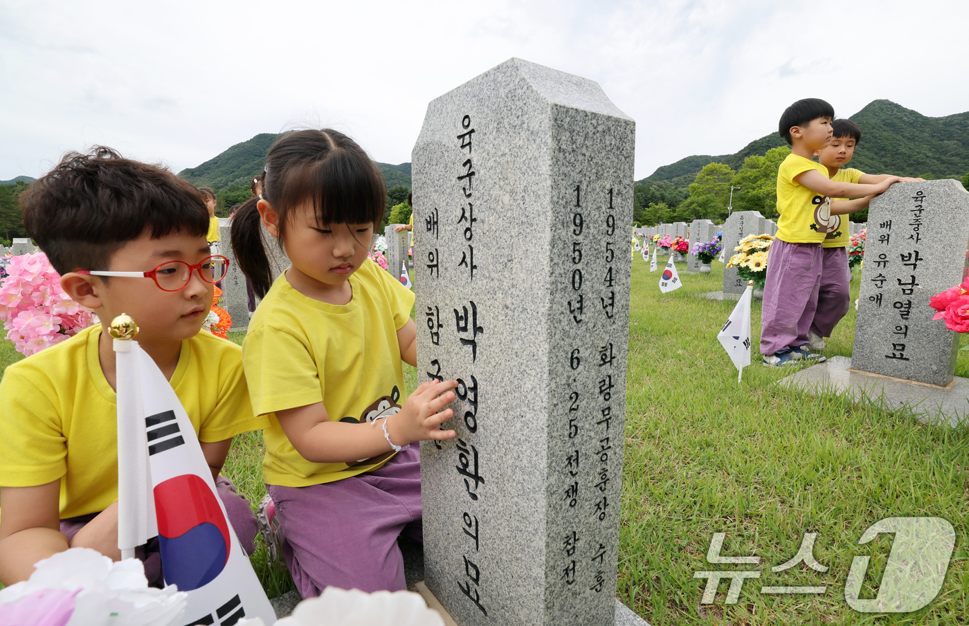 (대전=뉴스1) 김기태 기자 = 6·25 전쟁 76주년을 하루 앞둔 24일 대전 유성구 국립대전현충원 장병 1묘역에서 어린이집 원생들이 6·25 참전용사 묘비에 참배하고 있다. 2 …