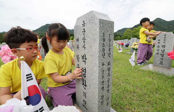 6·25 참전용사 묘역 참배하는 어린이들