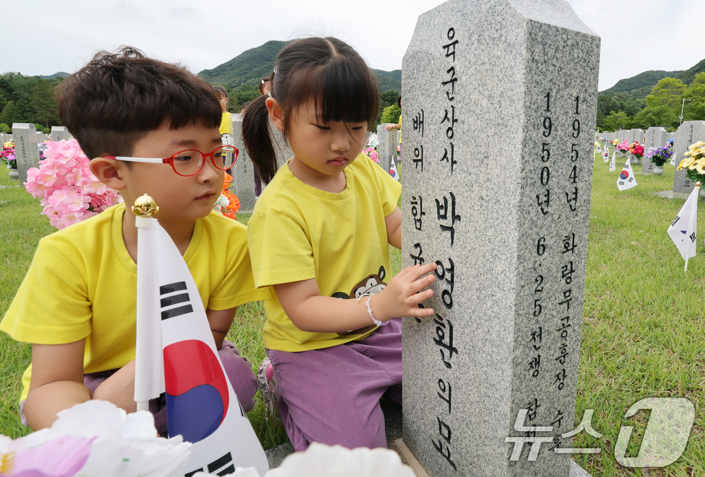(대전=뉴스1) 김기태 기자 = 6·25 전쟁 76주년을 하루 앞둔 24일 대전 유성구 국립대전현충원 장병 1묘역에서 어린이집 원생들이 6·25 참전용사 묘비에 참배하고 있다. 2 …