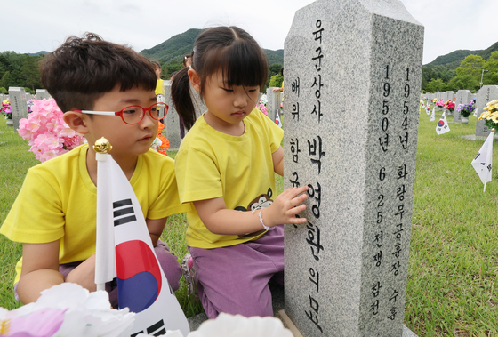 6·25 참전용사 묘비 어루만지는 어린이