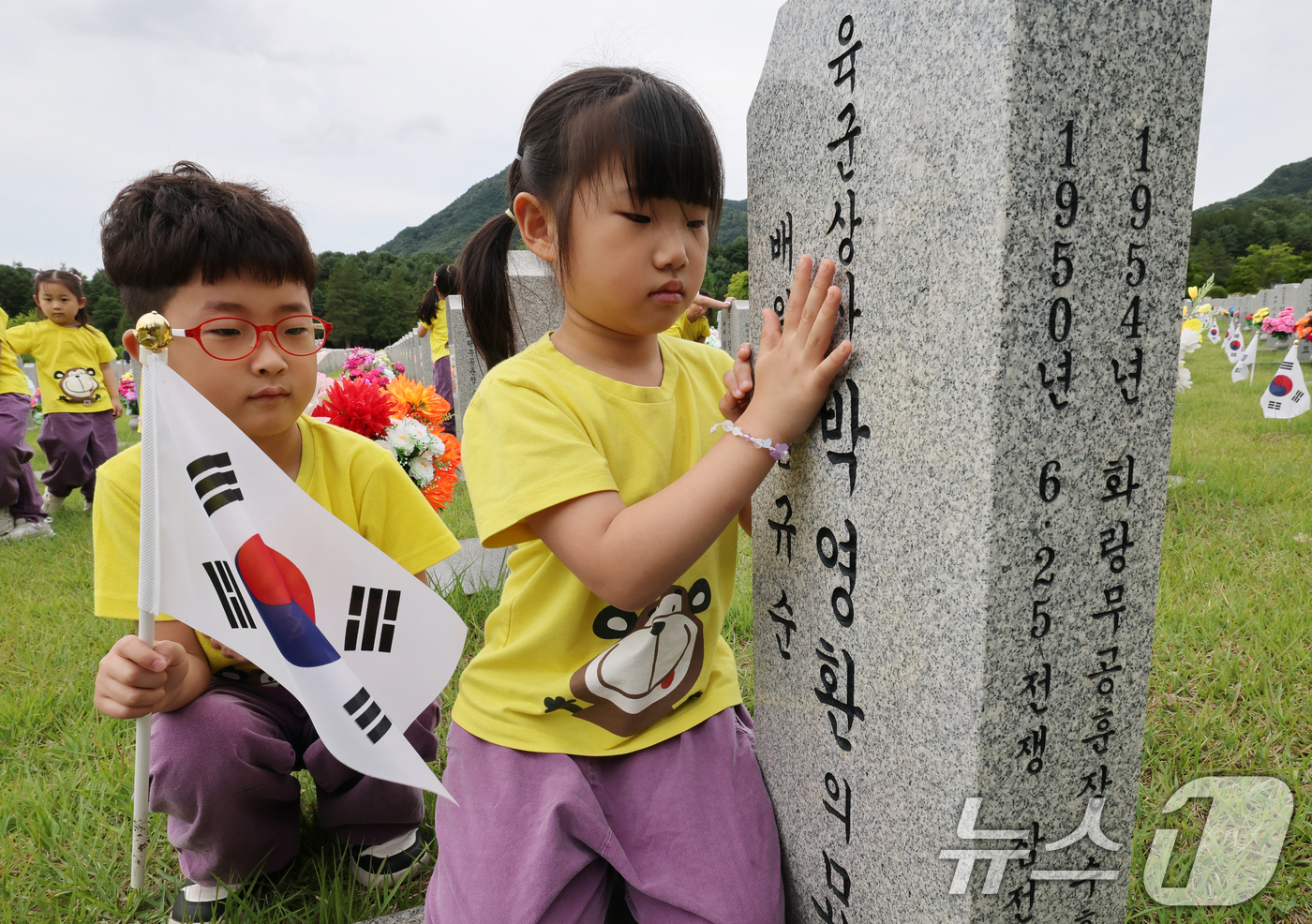 (대전=뉴스1) 김기태 기자 = 6·25 전쟁 76주년을 하루 앞둔 24일 대전 유성구 국립대전현충원 장병 1묘역에서 어린이집 원생들이 6·25 참전용사 묘비에 참배하고 있다. 2 …