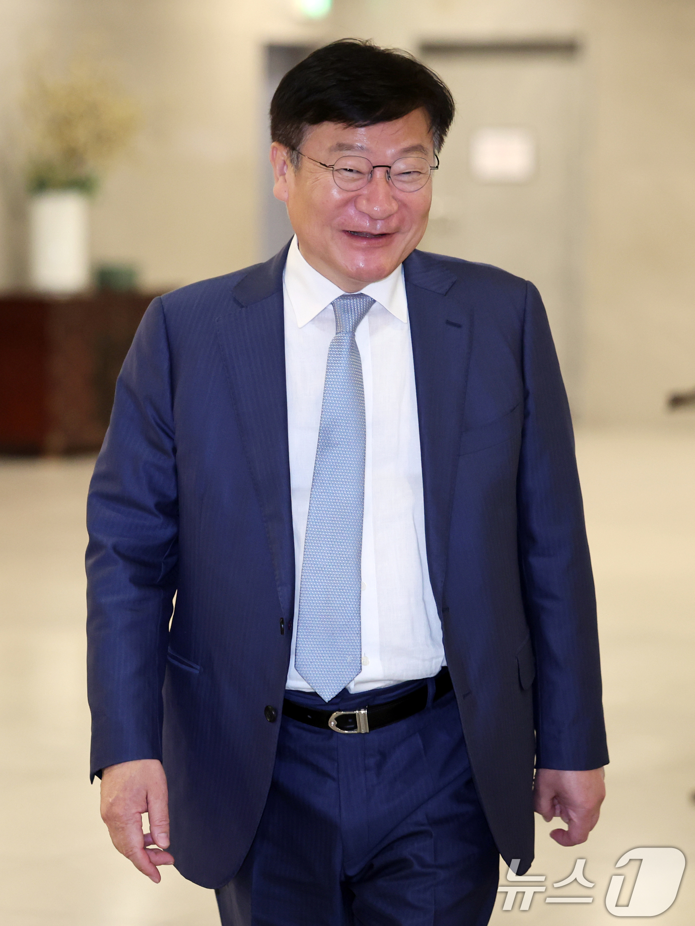 (서울=뉴스1) 황기선 기자 = 정점식 국민의힘 원내대표가 24일 서울 여의도의 한 식당에서 4선의원과 오찬을 위해 이동하고 있다. 2026.6.24/뉴스1