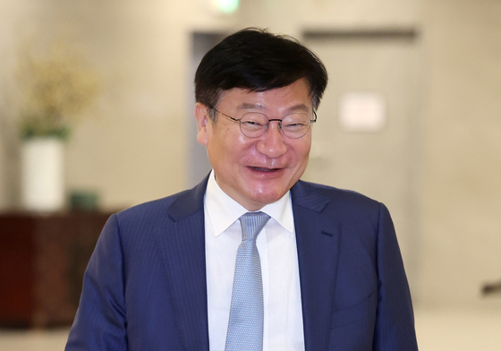 4선 의원과의 오찬 위해 이동하는 정점식 원내대표