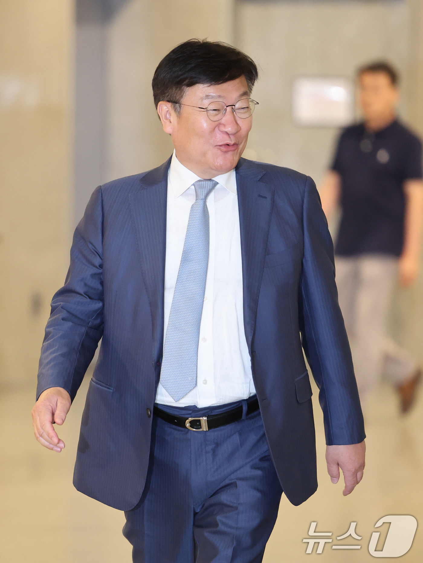 (서울=뉴스1) 황기선 기자 = 정점식 국민의힘 원내대표가 24일 서울 여의도의 한 식당에서 4선의원과 오찬을 위해 이동하고 있다. 2026.6.24/뉴스1