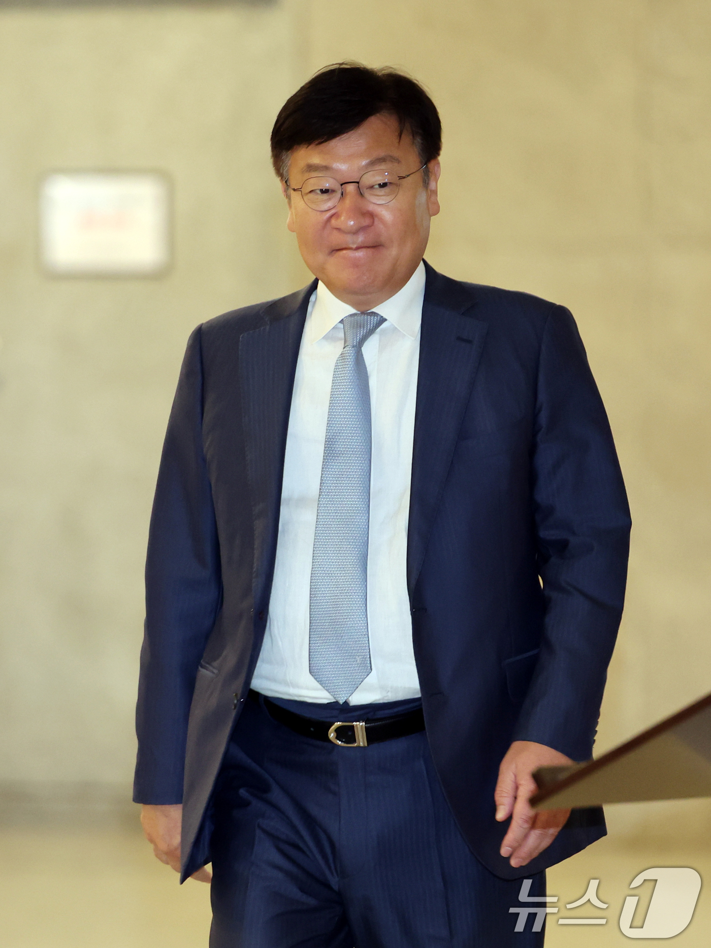 (서울=뉴스1) 황기선 기자 = 정점식 국민의힘 원내대표가 24일 서울 여의도의 한 식당에서 4선의원과 오찬을 위해 이동하고 있다. 2026.6.24/뉴스1