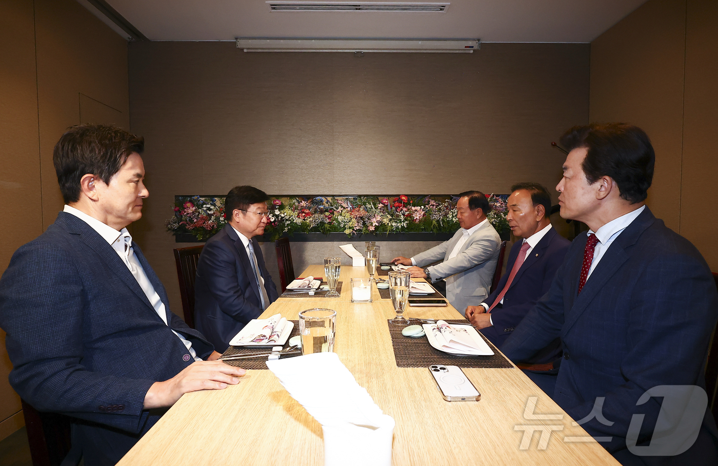 (서울=뉴스1) 황기선 기자 = 정점식 국민의힘 원내대표가 24일 오후 서울 여의도의 한 식당에서 국민의힘 4선의원들과 오찬을 하고 있다.왼쪽 시계방향으로 김태호 의원, 정 원내대 …