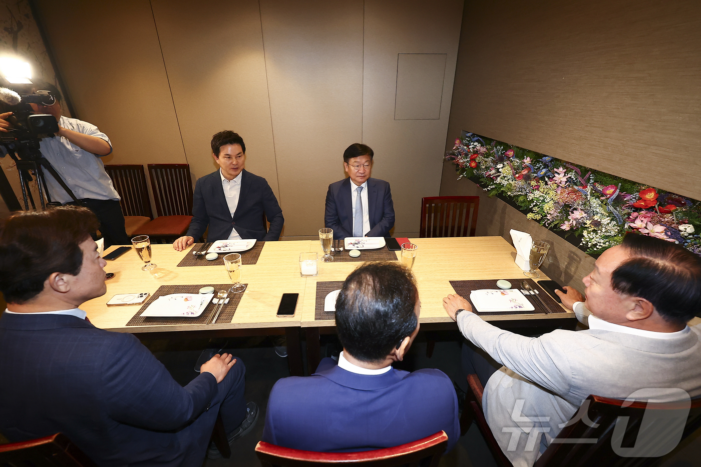 (서울=뉴스1) 황기선 기자 = 정점식 국민의힘 원내대표가 24일 오후 서울 여의도의 한 식당에서 국민의힘 4선의원들과 오찬을 하고 있다. (공동취재)  2026.6.24/뉴스1