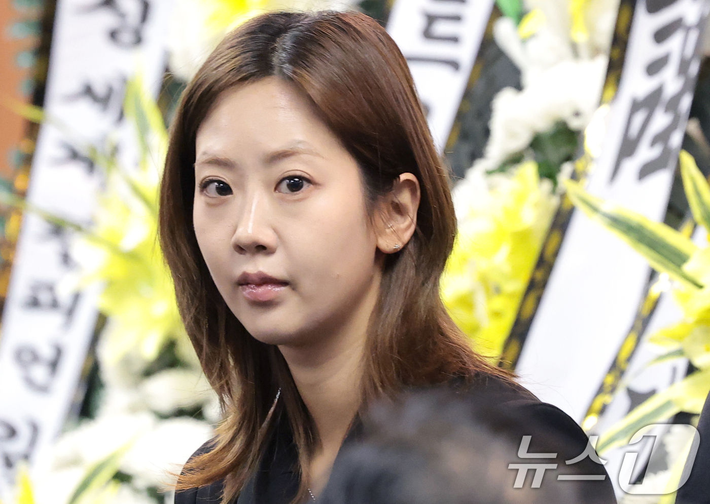 (서울=뉴스1) 권현진 기자 = 가수 강혜연이 24일 오전 서울 송파구 서울아산병원 장례식장에서 엄수된 고(故) 옥희(본명 김광숙)의 영결식에 참석하고 있다. 2026.6.24/뉴 …