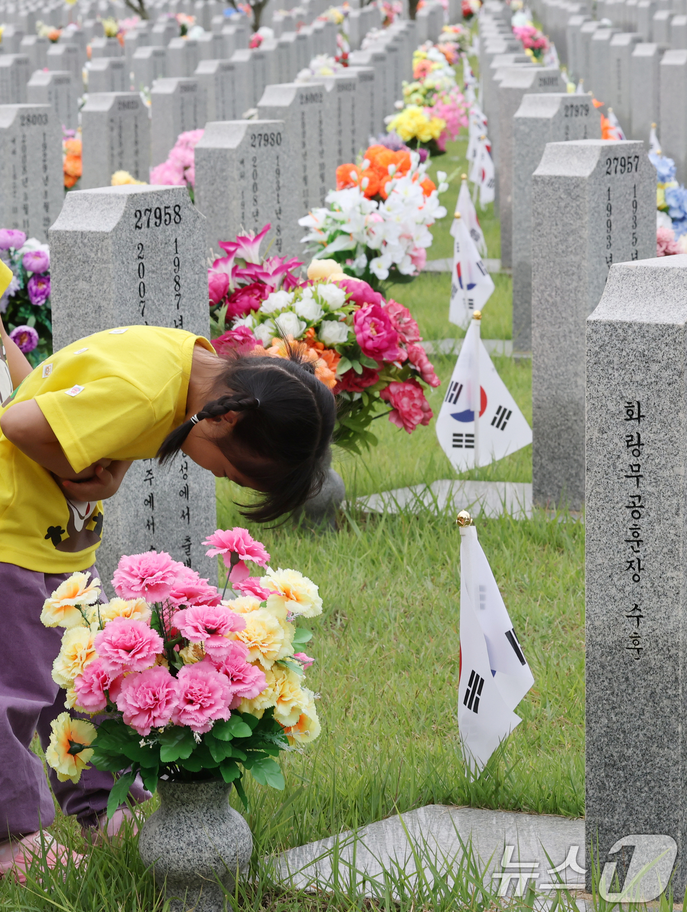 (대전=뉴스1) 김기태 기자 = 6·25 전쟁 76주년을 하루 앞둔 24일 대전 유성구 국립대전현충원 장병 1묘역에서 어린이집 원생들이 참배하고 있다. 2026.6.24/뉴스1