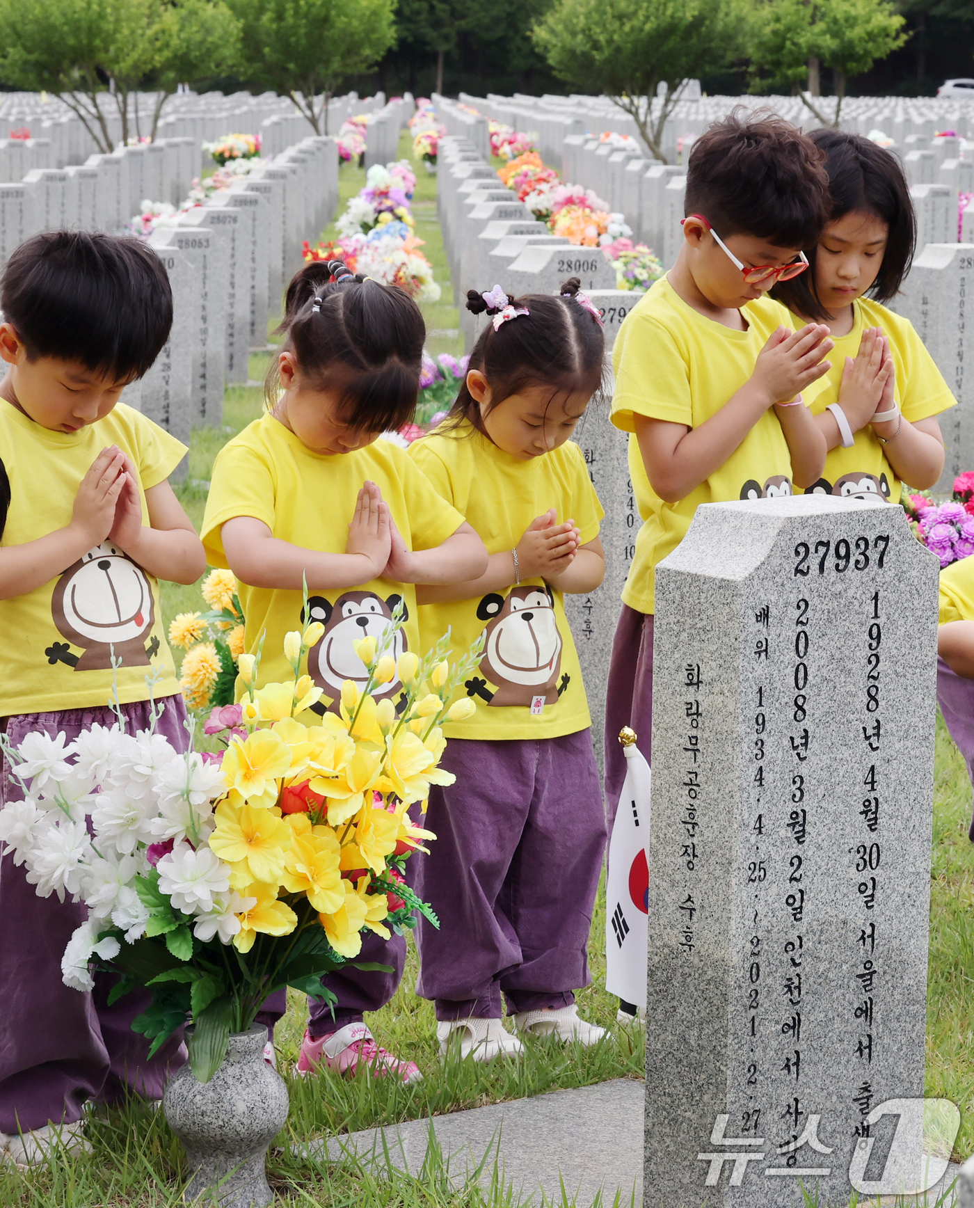(대전=뉴스1) 김기태 기자 = 6·25 전쟁 76주년을 하루 앞둔 24일 대전 유성구 국립대전현충원 장병 1묘역에서 어린이집 원생들이 참배하고 있다. 2026.6.24/뉴스1