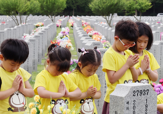 6·25 전쟁 76주년 앞두고 현충원 찾은 어린이