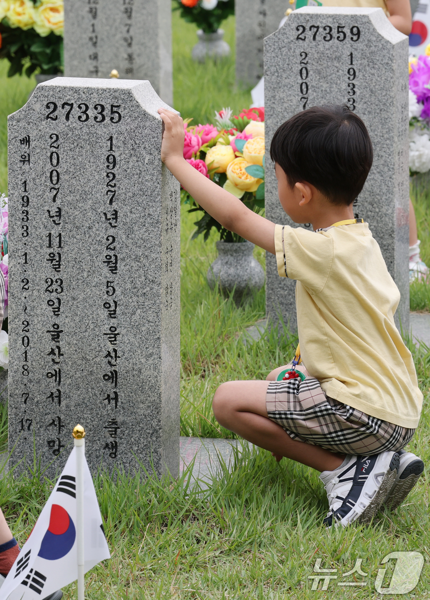 (대전=뉴스1) 김기태 기자 = 6·25 전쟁 76주년을 하루 앞둔 24일 대전 유성구 국립대전현충원 장병 1묘역에서 어린이집 원생들이 참배하고 있다. 2026.6.24/뉴스1