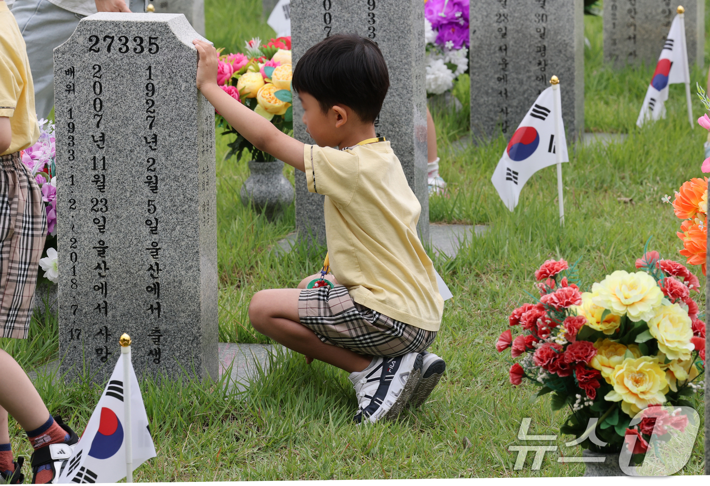 (대전=뉴스1) 김기태 기자 = 6·25 전쟁 76주년을 하루 앞둔 24일 대전 유성구 국립대전현충원 장병 1묘역에서 어린이집 원생들이 참배하고 있다. 2026.6.24/뉴스1