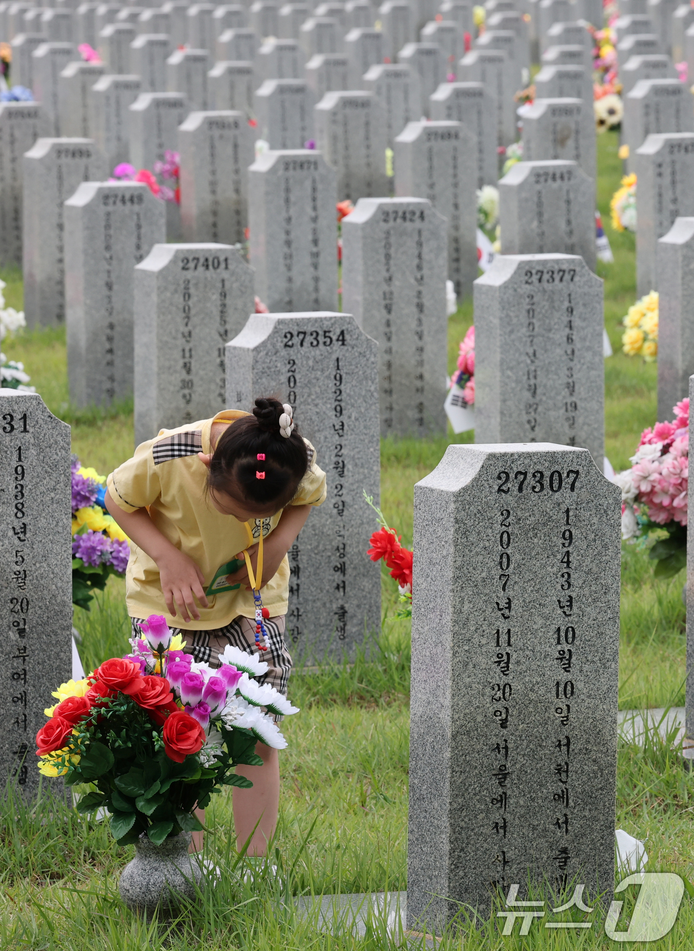 (대전=뉴스1) 김기태 기자 = 6·25 전쟁 76주년을 하루 앞둔 24일 대전 유성구 국립대전현충원 장병 1묘역에서 어린이집 원생들이 참배하고 있다. 2026.6.24/뉴스1