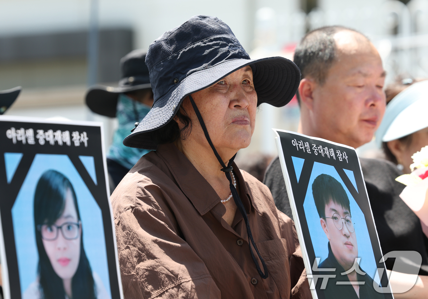 (화성=뉴스1) 김영운 기자 = 24일 경기 화성시 전곡리 아리셀 참사 화재현장에서 열린 '아리셀 참사 2주기 현장 추모제'에서 유가족이 희생자를 추모하고 있다. 2026.6.24 …