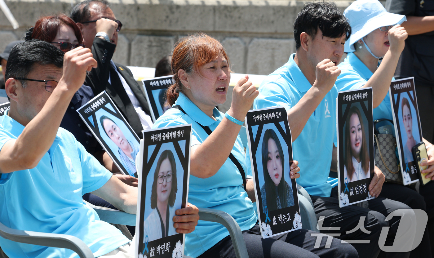 (화성=뉴스1) 김영운 기자 = 24일 경기 화성시 전곡리 아리셀 참사 화재현장에서 열린 '아리셀 참사 2주기 현장 추모제'에서 유가족이 희생자를 추모하고 있다. 2026.6.24 …