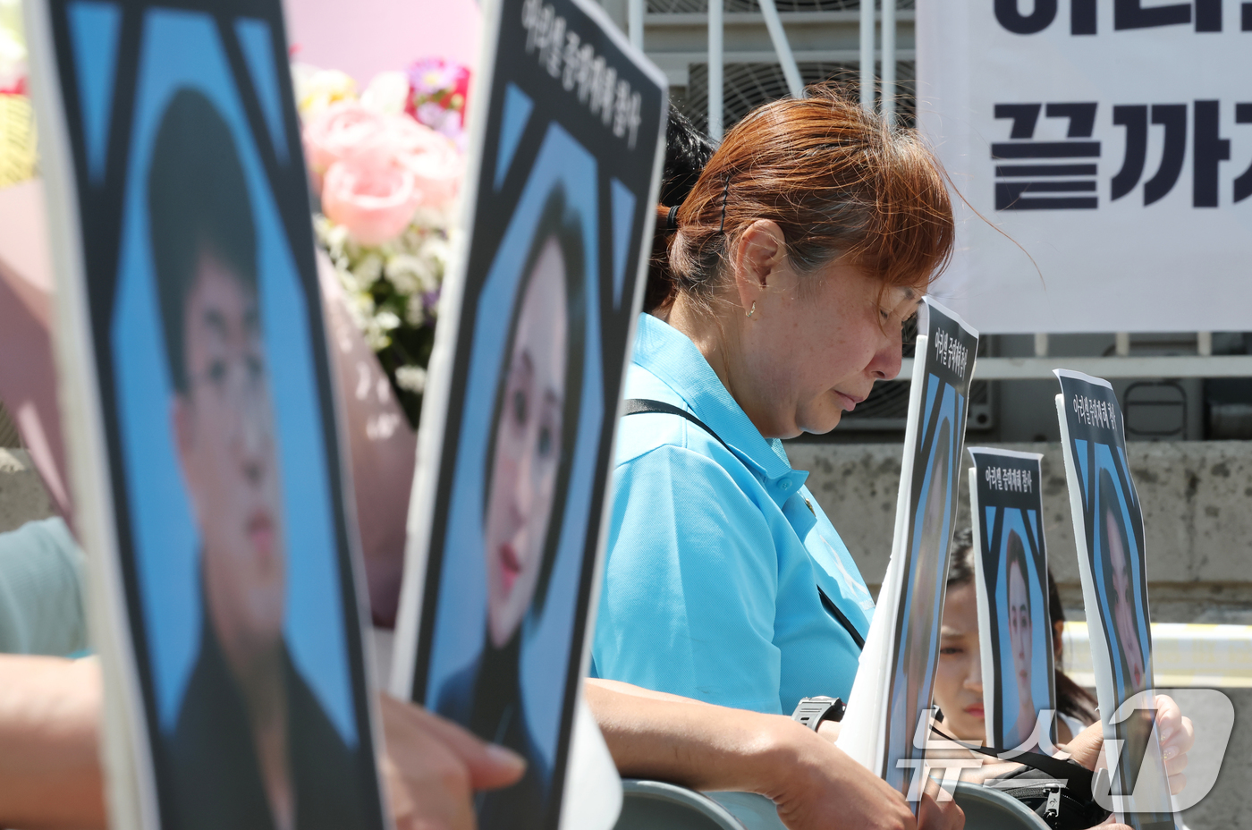 (화성=뉴스1) 김영운 기자 = 24일 경기 화성시 전곡리 아리셀 참사 화재현장에서 열린 '아리셀 참사 2주기 현장 추모제'에서 유가족이 눈물을 흘리고 있다. 2026.6.24/뉴 …