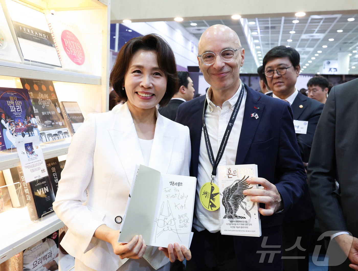 (서울=뉴스1) 허경 기자 = 김혜경 여사가 24일 서울 강남구 코엑스에서 열린 2026 서울국제도서전 개막식에서 프랑스 소설가 베르나르 베르베르와 기념촬영을 하고 있다. 2026 …