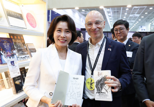베르나르 베르베르와 기념촬영하는 김혜경 여사