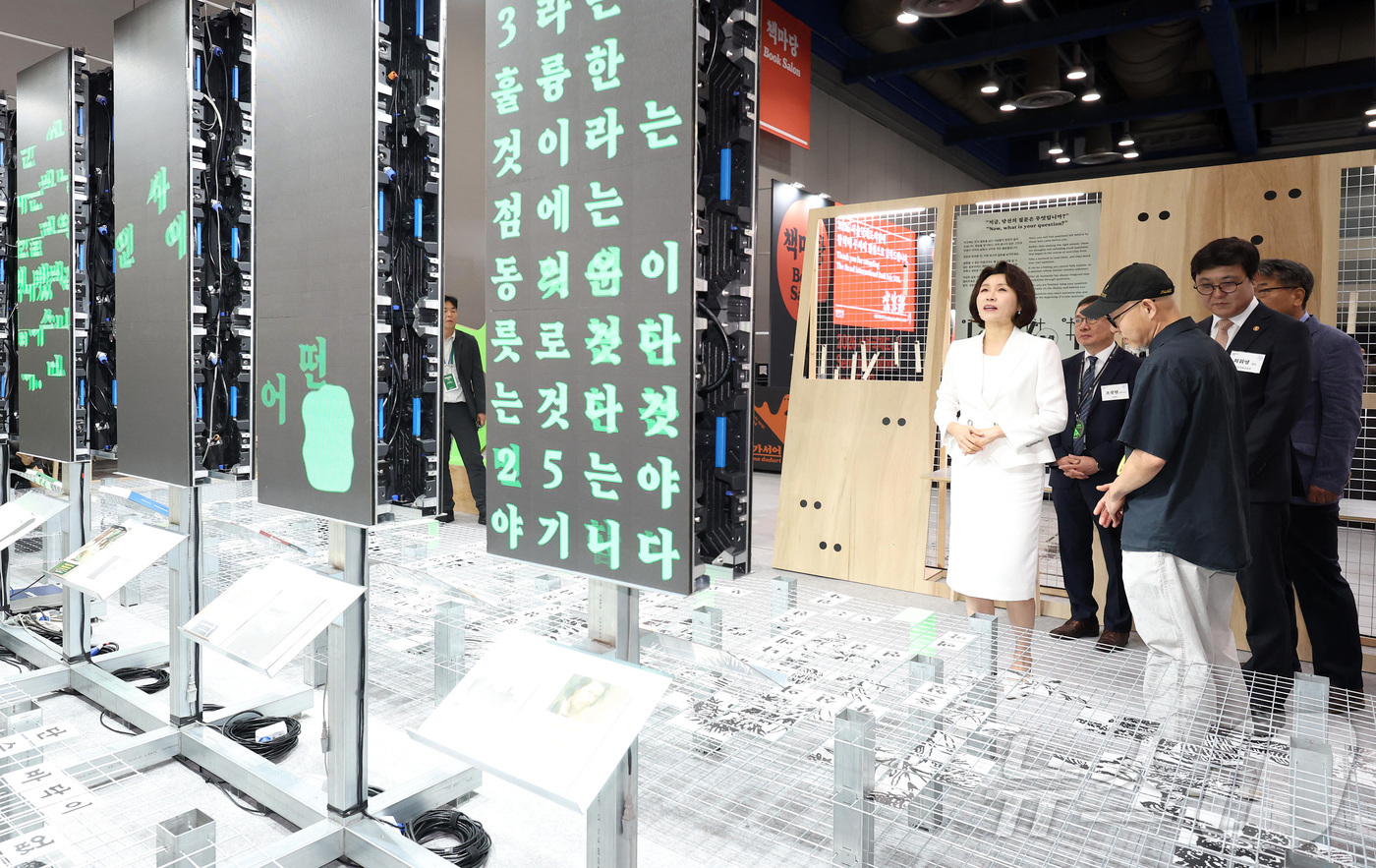 (서울=뉴스1) 허경 기자 = 김혜경 여사가 24일 서울 강남구 코엑스에서 열린 2026 서울국제도서전 개막식에서 주제전시관을 관람하고 있다. 2026.6.24/뉴스1