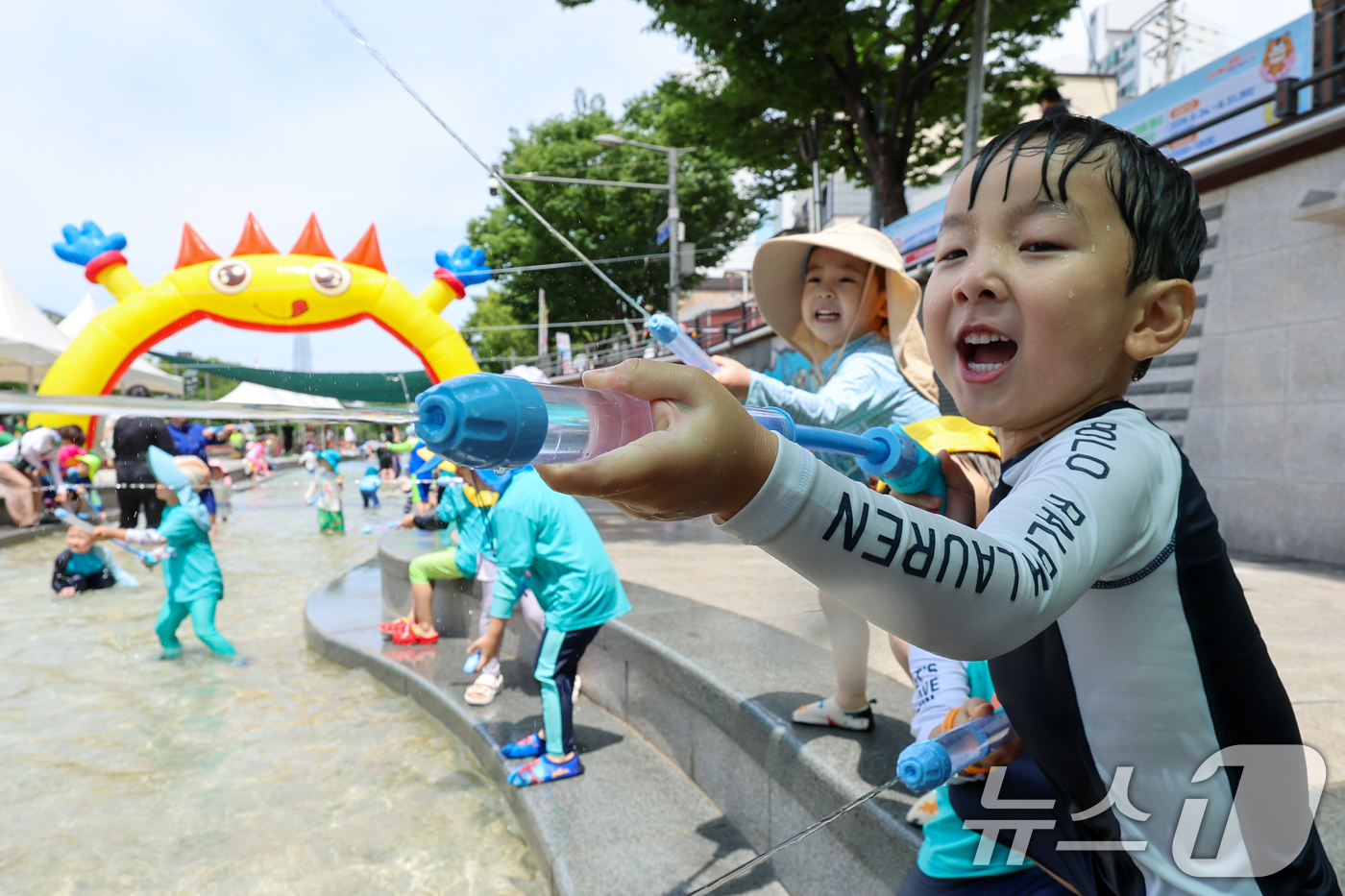(서울=뉴스1) 안은나 기자 = 24일 서울 송파구 성내천 물놀이장 개장식을 찾은 어린이들이 물총을 쏘며 즐거워하고 있다.송파구는 여름철 도심 피서지인 성내천 물놀이장을 그늘막과 …