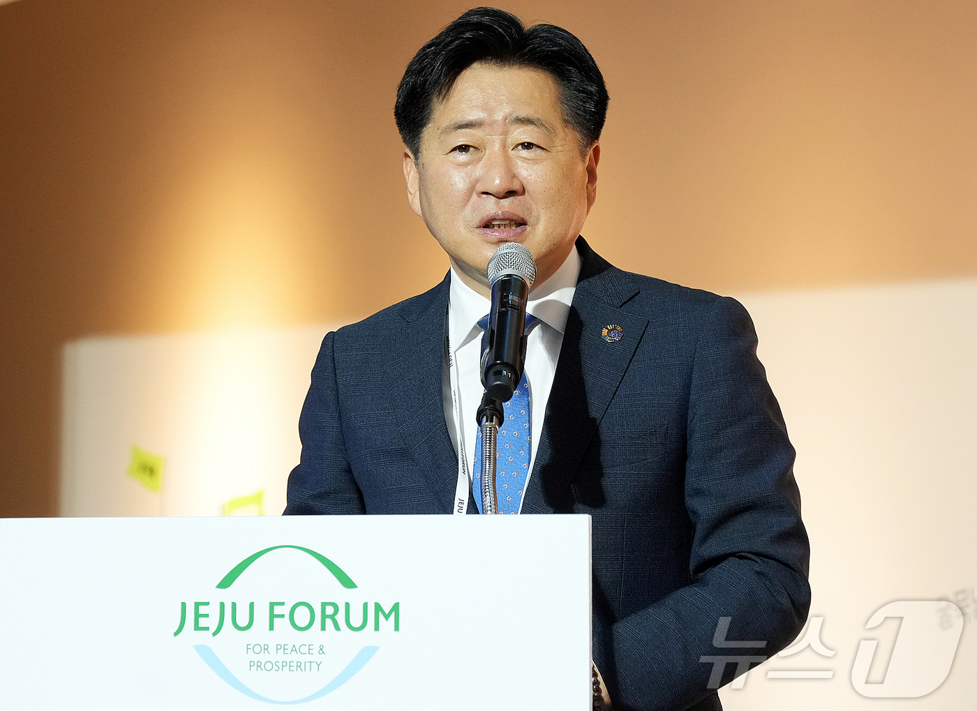 (제주=뉴스1) 오미란 기자 = 오영훈 제주특별자치도지사가 24일 오전 제주시 조천읍 제주돌문화공원에서 열린 제21회 평화와 번영을 위한 제주포럼 '제주 군마 레클리스가 전하는 글 …