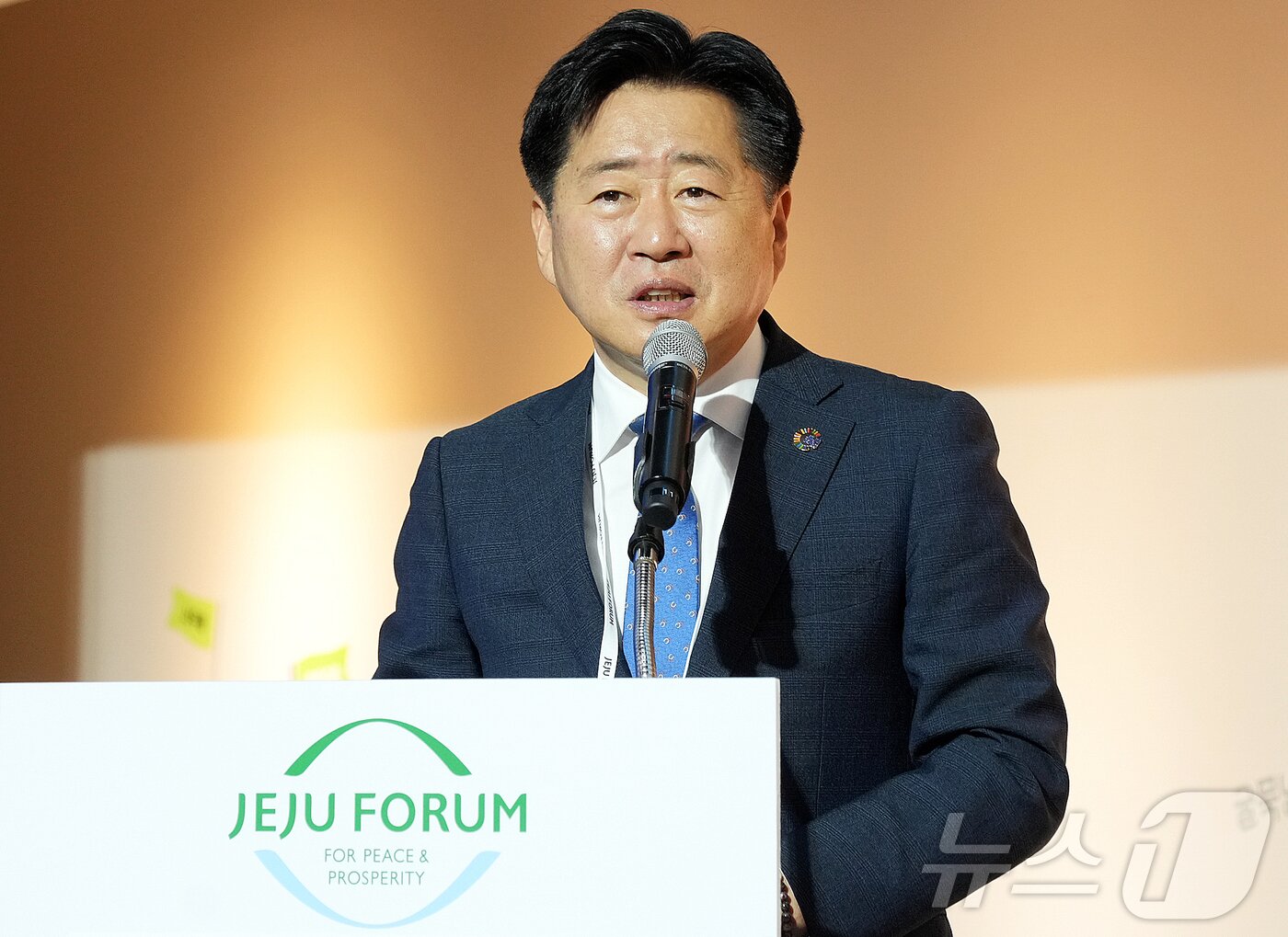 본문 이미지 - 오영훈 제주특별자치도지사가 24일 오전 제주시 조천읍 제주돌문화공원에서 열린 제21회 평화와 번영을 위한 제주포럼 '제주 군마 레클리스가 전하는 글로벌 협력의 메시지' 세션에서 축사를 하고 있다.(제주특별자치도 제공, 재판매 및 DB 금지) 2026.6.24 ⓒ 뉴스1 오미란 기자