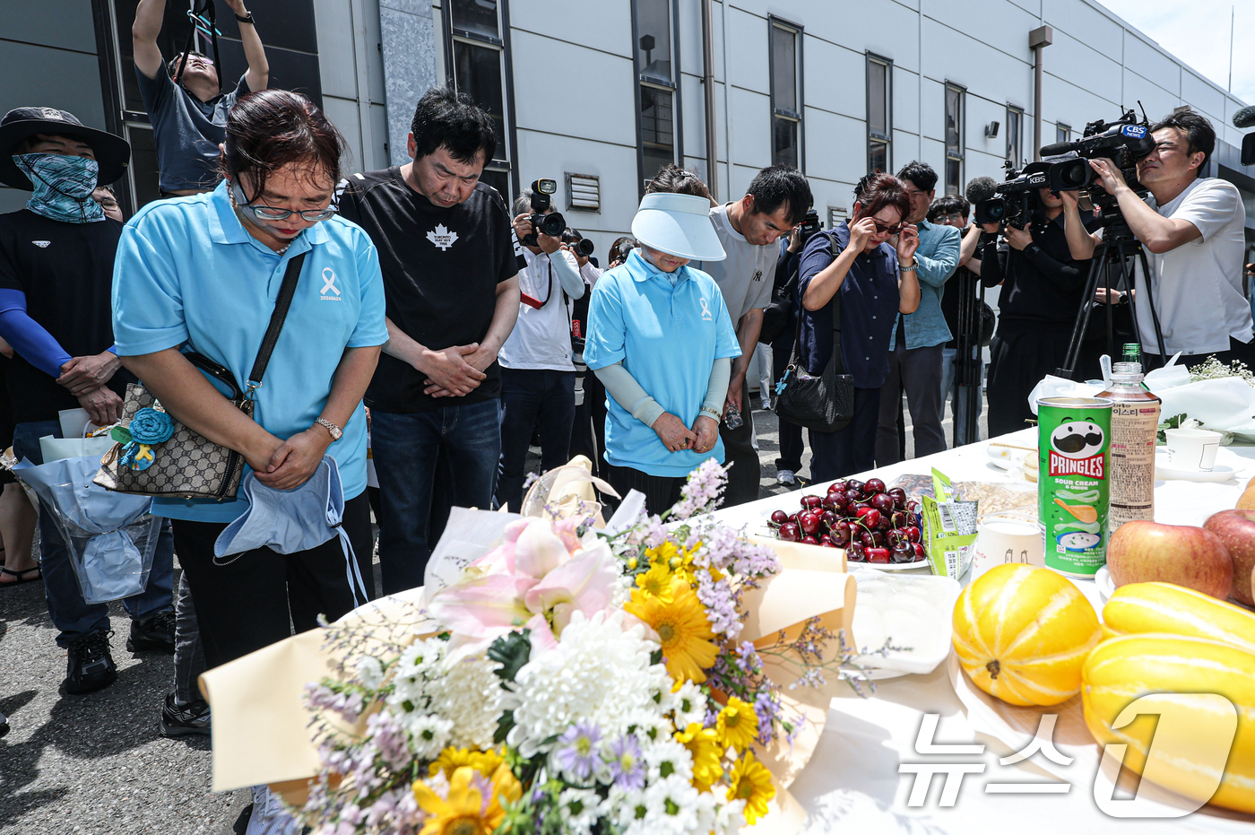 (화성=뉴스1) 김영운 기자 = 아리셀 참사 2주기인 24일 경기 화성시 서신면 화재현장에서 유가족이 추모제를 마친 뒤 현장 입구에서 묵념하고 있다. (공동취재) 2026.6.24 …