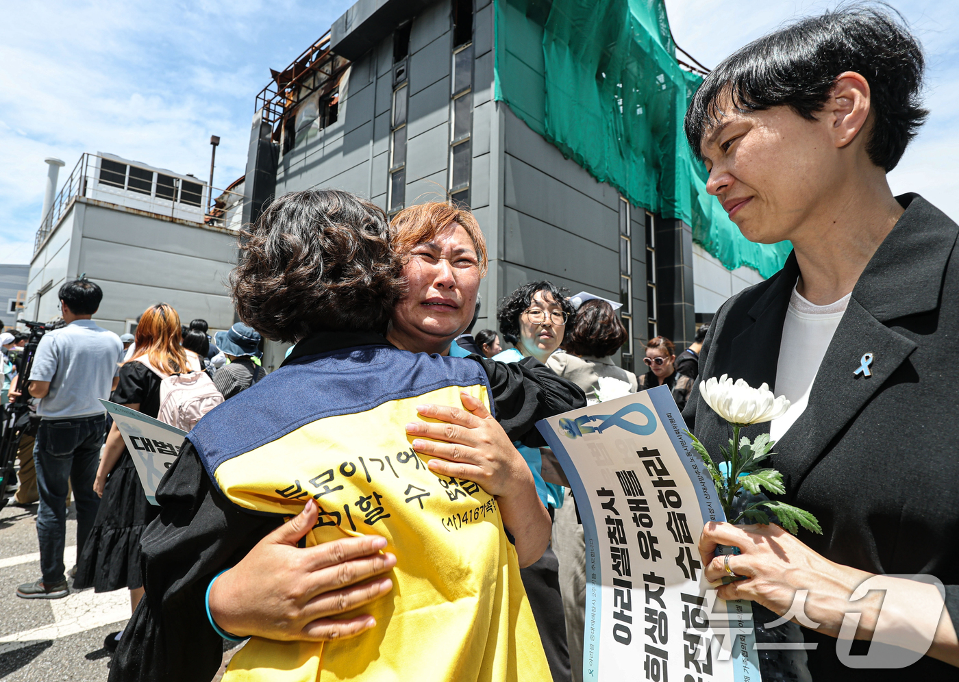 (화성=뉴스1) 김영운 기자 = 아리셀 참사 2주기인 24일 경기 화성시 서신면 화재현장에서 추모제를 마친 뒤 한 유가족이 참석자와 껴안고 울고 있다. (공동취재) 2026.6.2 …