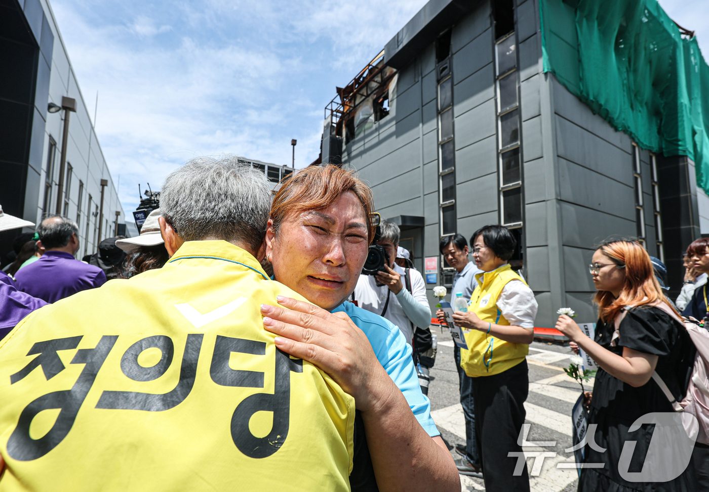 (화성=뉴스1) 김영운 기자 = 아리셀 참사 2주기인 24일 경기 화성시 서신면 화재현장에서 추모제를 마친 뒤 한 유가족이 참석자와 껴안고 울고 있다. (공동취재) 2026.6.2 …