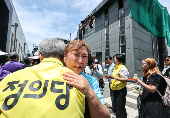 눈물 흘리는 아리셀 참사 유가족들