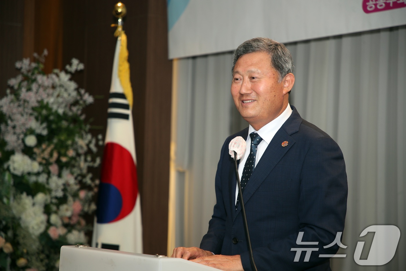 (제주=뉴스1) 고동명 기자 = 24일 오전 제주시 아스타호텔에서 열린 '2026 제주플러스포럼'에서 김완근 제주시장이 축사를 하고 있다. 이번 행사는 제주대학교 RISE사업단과 …