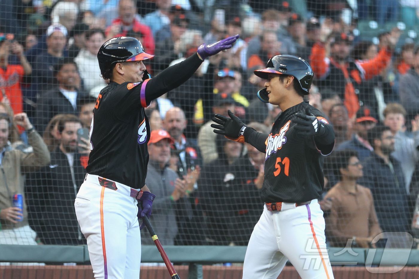 본문 이미지 - MLB 샌프란시스코 이정후가 애슬레틱스전에서 홈런을 친 뒤 동료와 기뻐하고 있다. ⓒ AFP=뉴스1