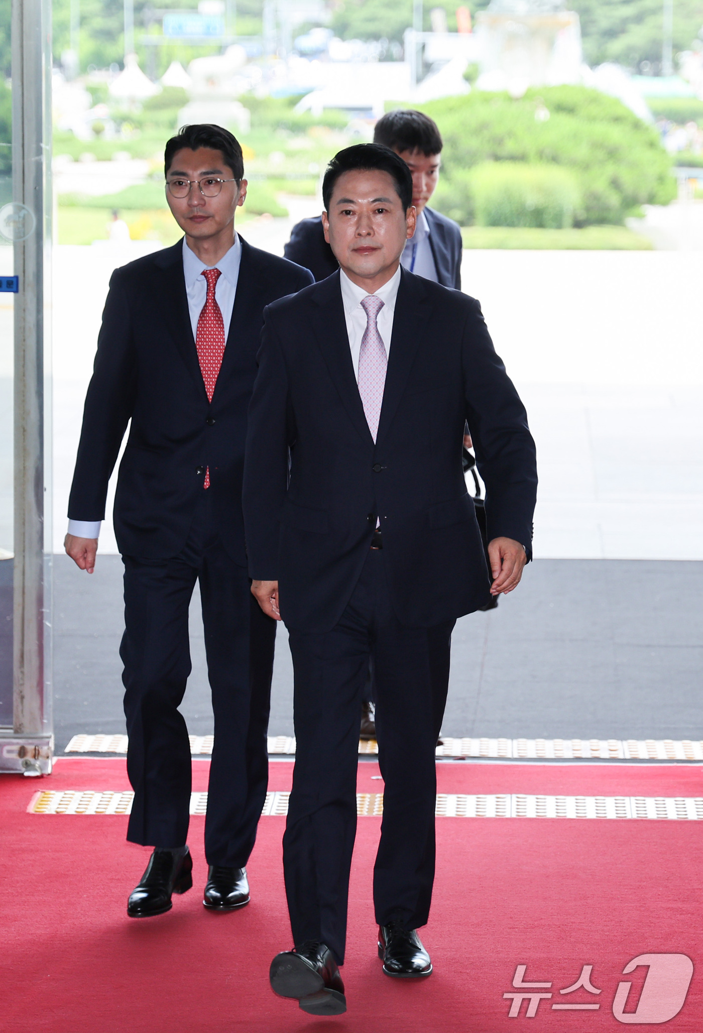 (서울=뉴스1) 신웅수 기자 = 입원 엿새 만에 퇴원한 장동혁 국민의힘 대표가 24일 서울 여의도 국회로 등청하고 있다. 2026.6.24/뉴스1