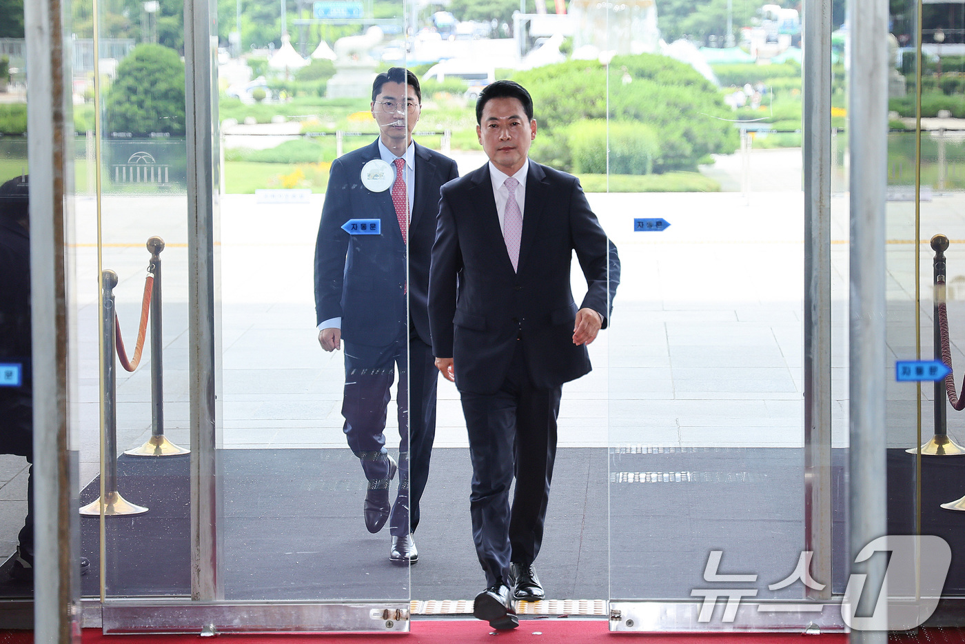 (서울=뉴스1) 신웅수 기자 = 입원 엿새 만에 퇴원한 장동혁 국민의힘 대표가 24일 서울 여의도 국회로 등청하고 있다. 2026.6.24/뉴스1