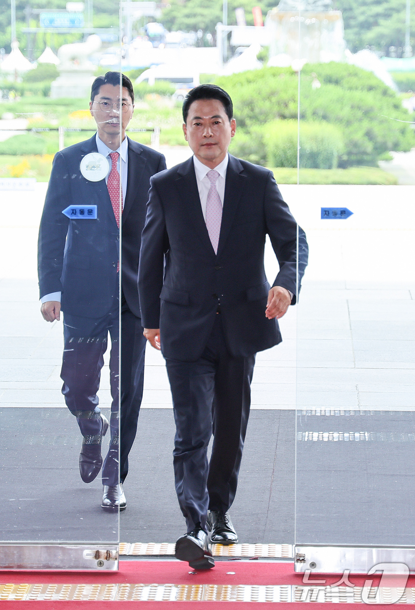 (서울=뉴스1) 신웅수 기자 = 입원 엿새 만에 퇴원한 장동혁 국민의힘 대표가 24일 서울 여의도 국회로 등청하고 있다. 2026.6.24/뉴스1