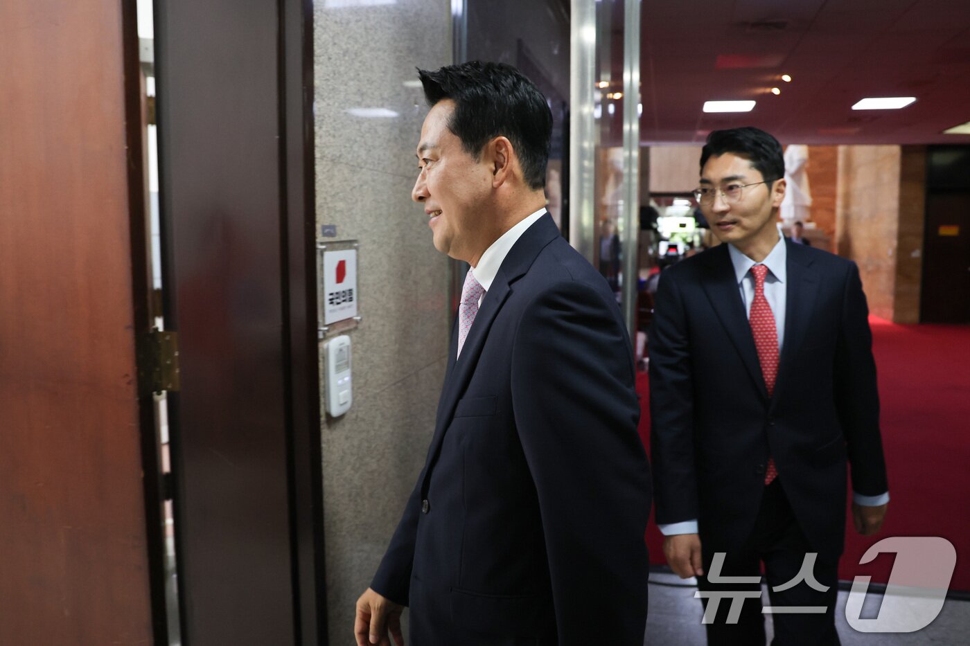 본문 이미지 - 입원 엿새 만에 퇴원한 장동혁 국민의힘 대표가 24일 서울 여의도 국회로 등청하고 있다. 2026.6.24 ⓒ 뉴스1 신웅수 기자