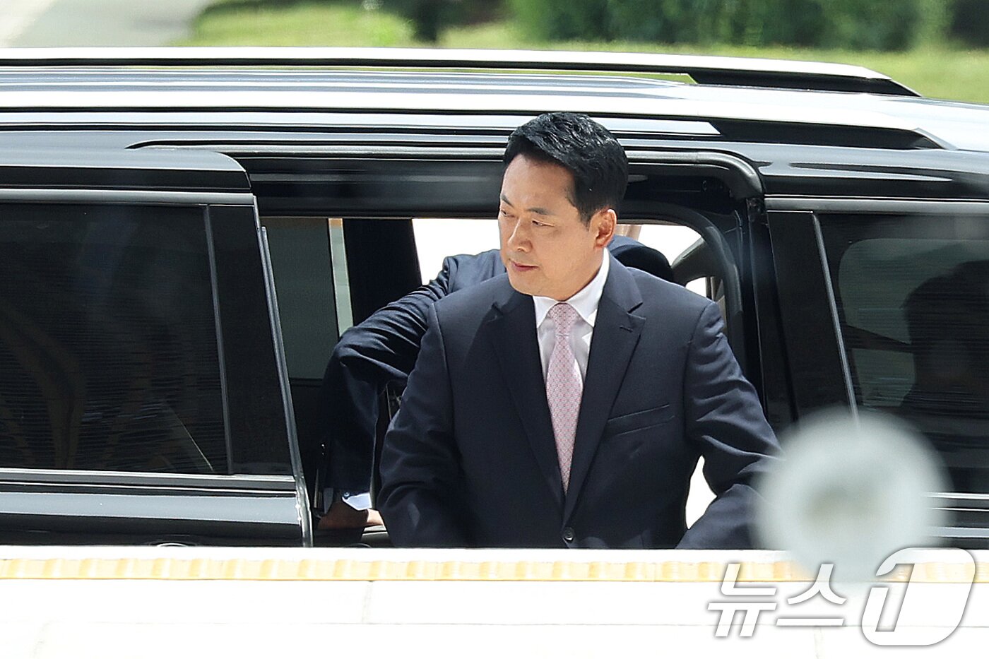 본문 이미지 - 입원 엿새 만에 퇴원한 장동혁 국민의힘 대표가 24일 서울 여의도 국회로 등청하고 있다. 2026.6.24 ⓒ 뉴스1 신웅수 기자