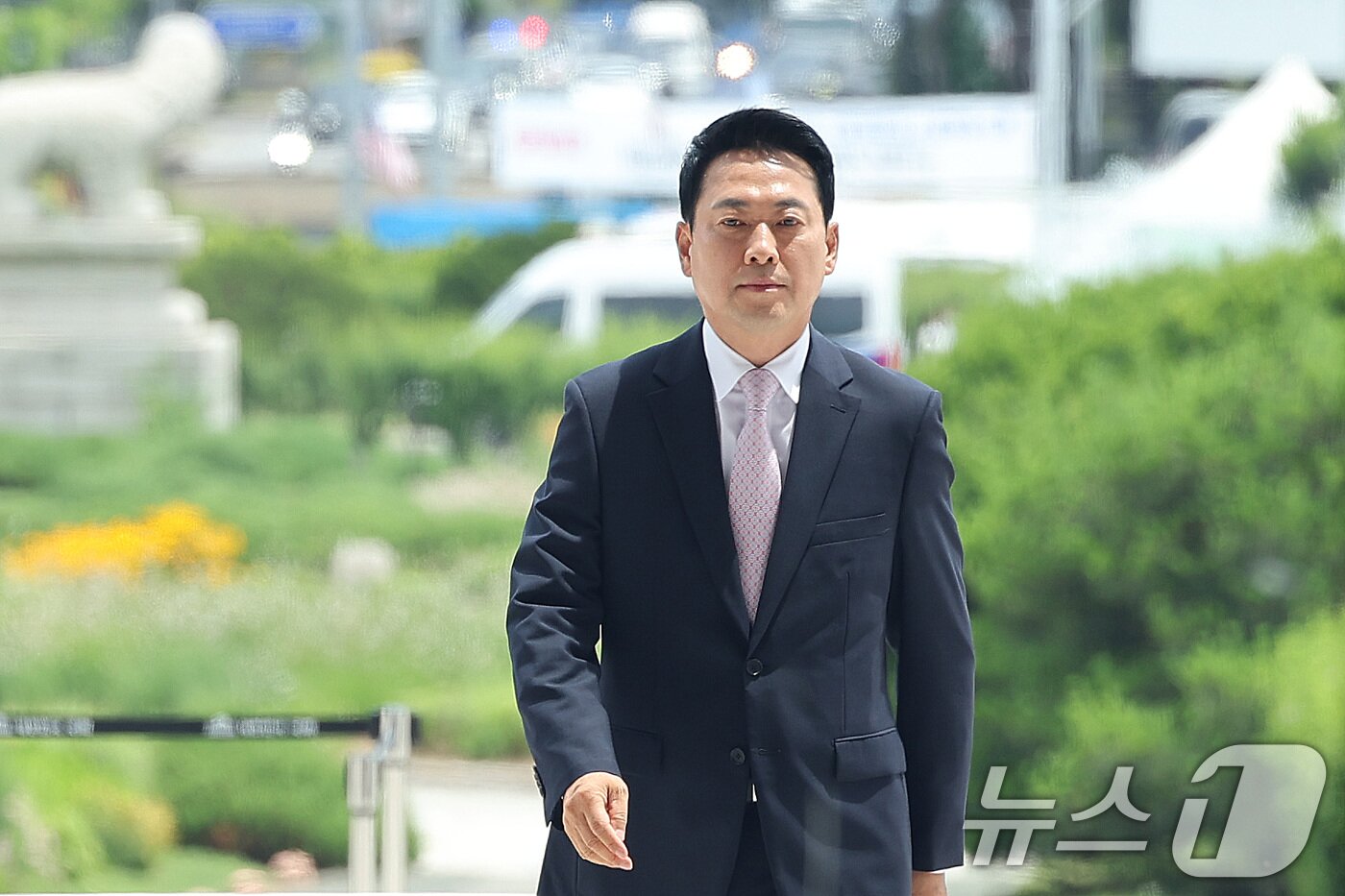본문 이미지 - 입원 엿새 만에 퇴원한 장동혁 국민의힘 대표가 24일 서울 여의도 국회로 등청하고 있다. 2026.6.24 ⓒ 뉴스1 신웅수 기자