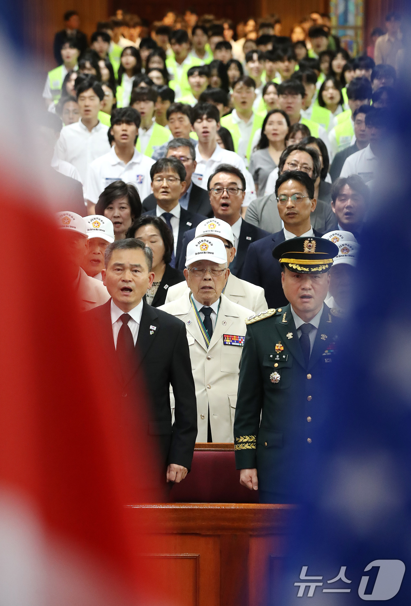 (대구=뉴스1) 공정식 기자 = 24일 대구 달서구 계명대 성서캠퍼스에서 열린 '6·25전쟁 제76주년 추념식'에서 참전용사를 비롯한 참석자들이 애국가를 제창하고 있다. 2026. …