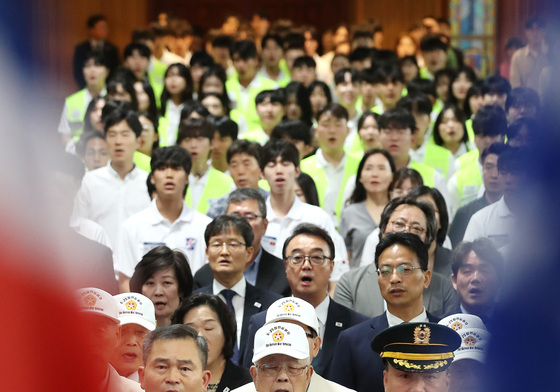 목청껏 부르는 애국가