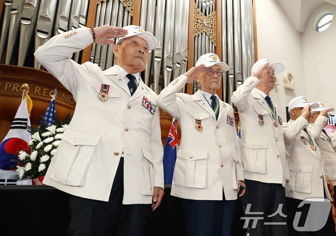 (대구=뉴스1) 공정식 기자 = 24일 대구 달서구 계명대 성서캠퍼스에서 열린 '6·25전쟁 제76주년 추념식'에 참석한 참전용사들이 경례를 하고 있다. 2026.6.24/뉴스1