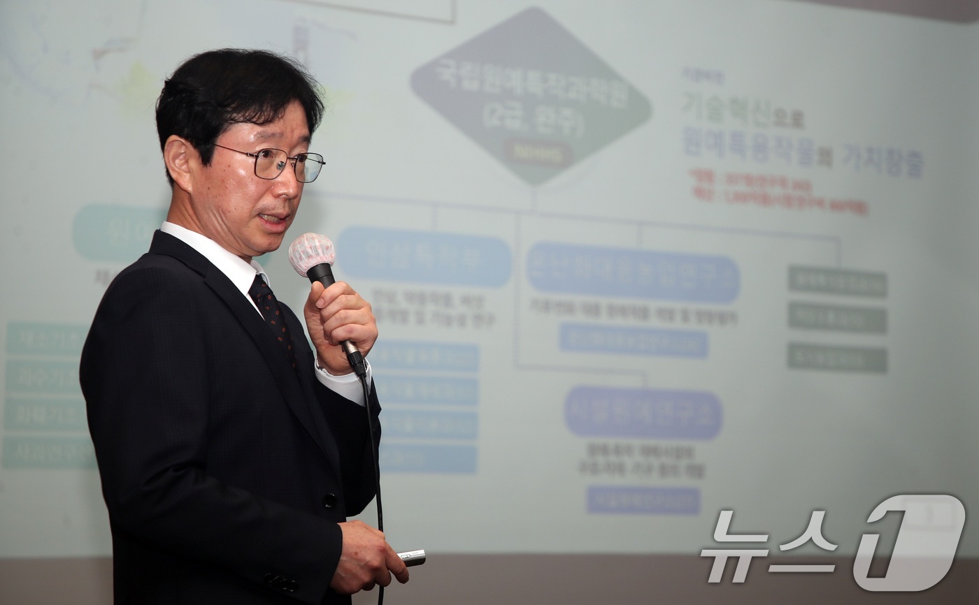 (제주=뉴스1) 고동명 기자 = 24일 오전 제주시 아스타호텔에서 열린 '2026 제주플러스포럼'에서 김대현 국립원예특작과학원장이 기조강연을 하고 있다. 이번 행사는 제주대학교 R …
