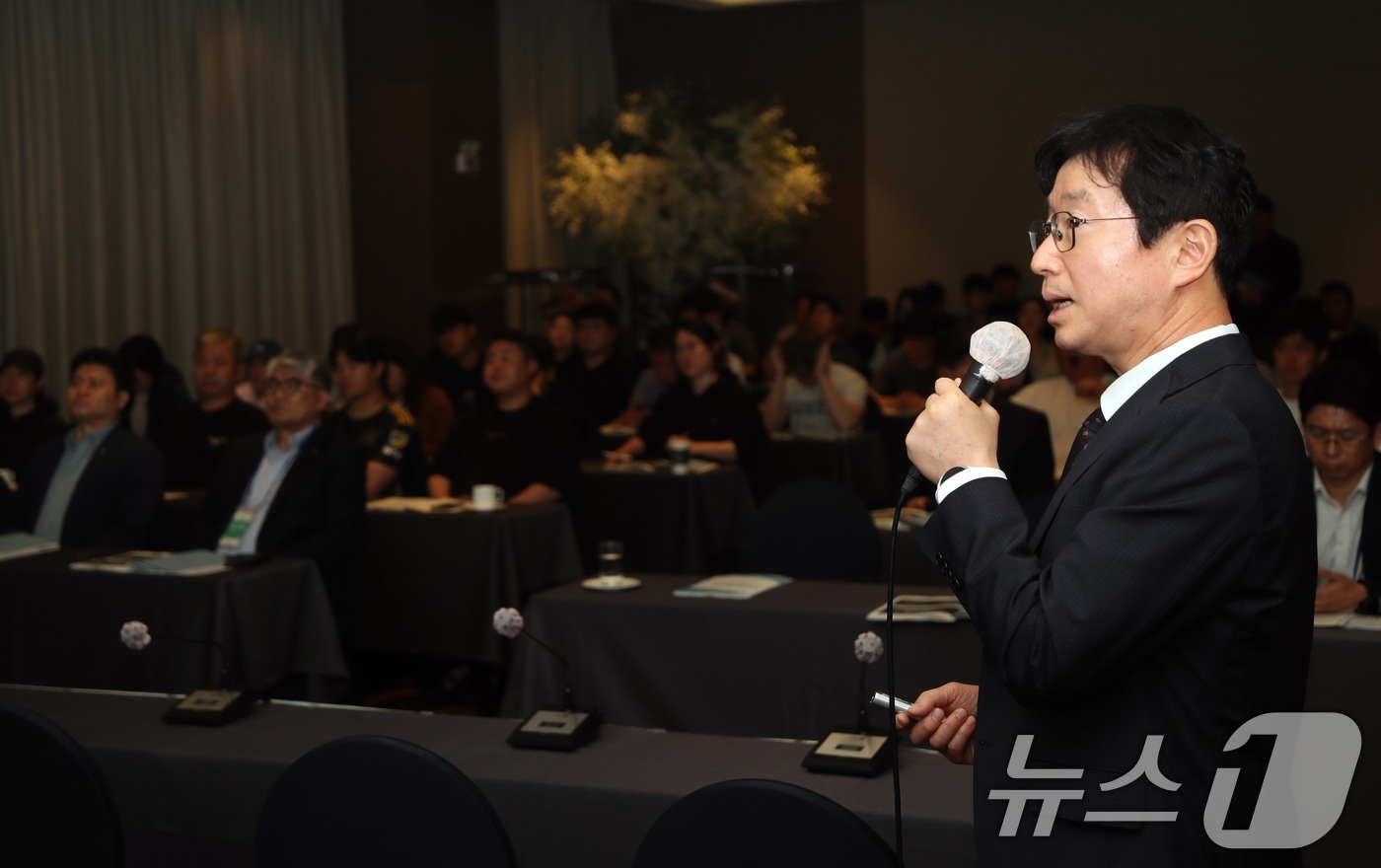 (제주=뉴스1) 고동명 기자 = 24일 오전 제주시 아스타호텔에서 열린 '2026 제주플러스포럼'에서 김대현 국립원예특작과학원장이 기조강연을 하고 있다. 이번 행사는 제주대학교 R …