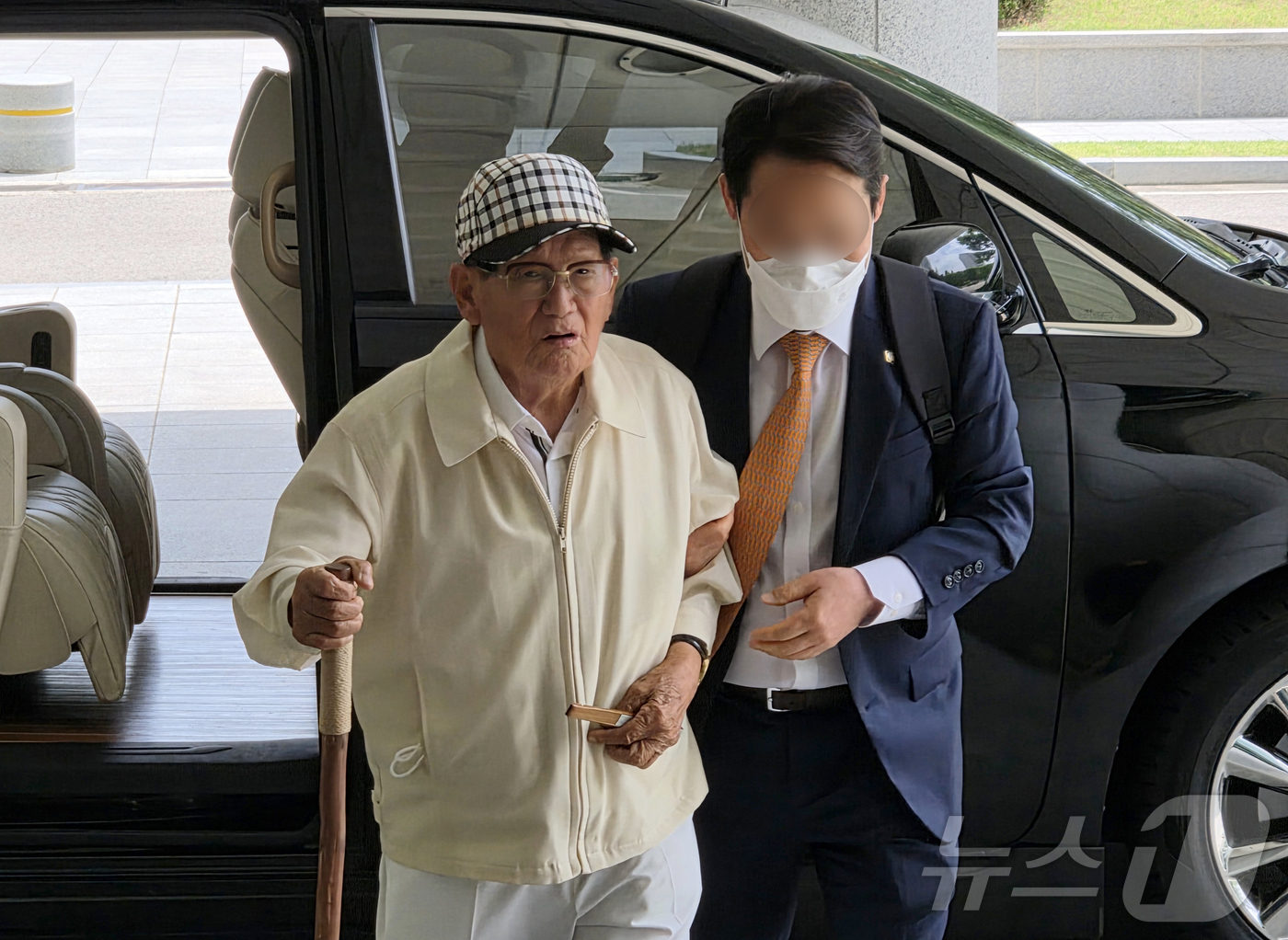 (서울=뉴스1) 최동현 기자 = 20대 대선과 22대 총선 전후로 신도 5만 명 이상을 국민의힘에 집단 입당시키도록 지시한 의혹을 받는 이만희 신천지예수교증거장막성전(신천지) 총회 …