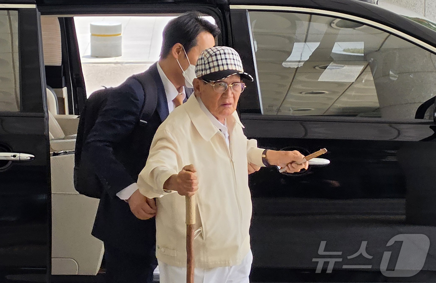 (서울=뉴스1) 최동현 기자 = 20대 대선과 22대 총선 전후로 신도 5만 명 이상을 국민의힘에 집단 입당시키도록 지시한 의혹을 받는 이만희 신천지예수교증거장막성전(신천지) 총회 …