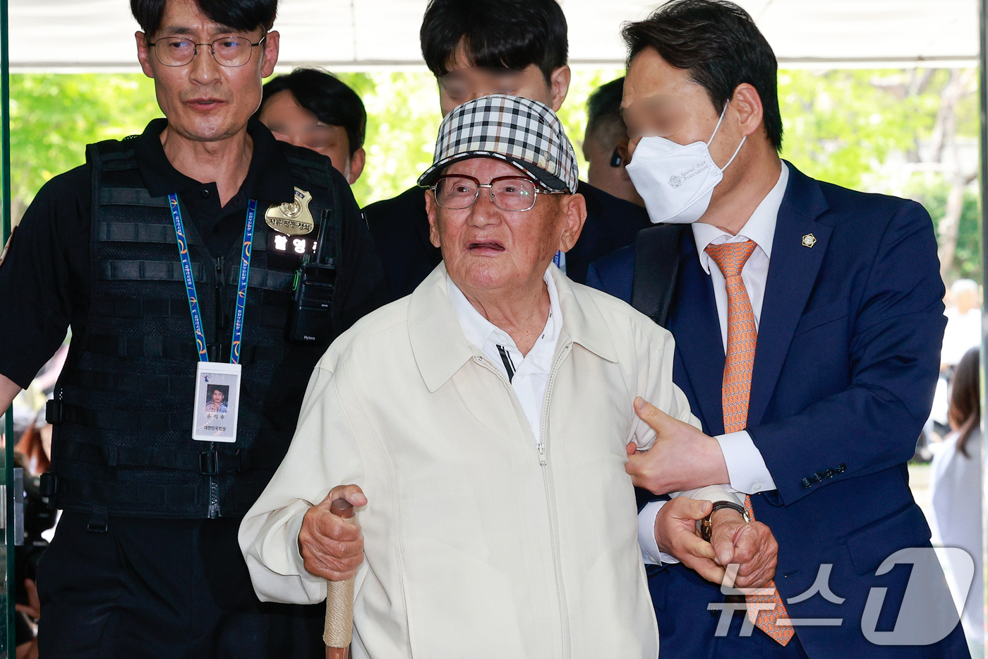 (서울=뉴스1) 안은나 기자 = 20대 대선과 22대 총선 전후로 신도 5만 명 이상을 국민의힘에 집단 입당시키도록 지시한 의혹을 받는 이만희 신천지예수교증거장막성전(신천지) 총회 …