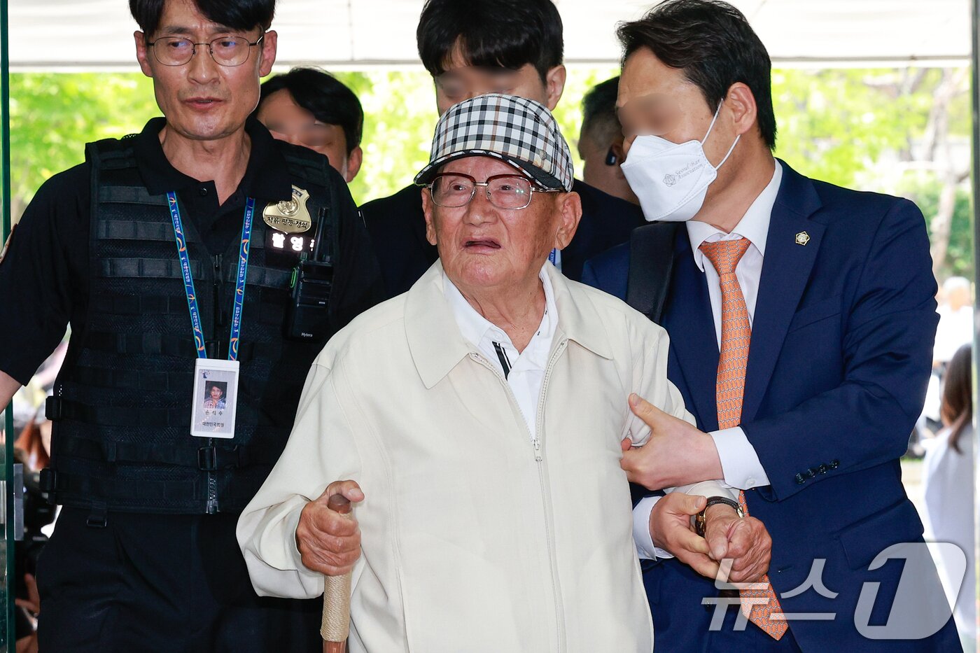 본문 이미지 - 20대 대선과 22대 총선 전후로 신도 5만 명 이상을 국민의힘에 집단 입당시키도록 지시한 의혹을 받는 이만희 신천지예수교증거장막성전(신천지) 총회장이 24일 오후 서울 서초구 중앙지방법원에서 열린 정당법 위반·업무방해 혐의 구속 전 피의자 심문(영장실질심사)에 출석하고 있다. 2026.6.24 ⓒ 뉴스1 안은나 기자