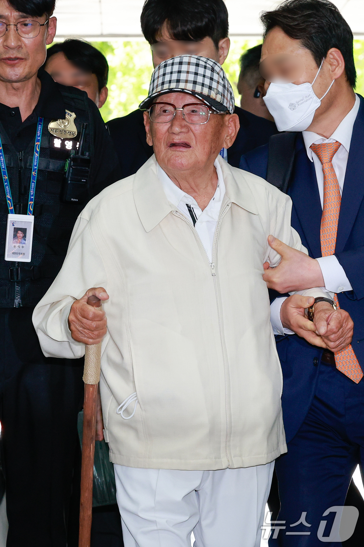 (서울=뉴스1) 안은나 기자 = 20대 대선과 22대 총선 전후로 신도 5만 명 이상을 국민의힘에 집단 입당시키도록 지시한 의혹을 받는 이만희 신천지예수교증거장막성전(신천지) 총회 …