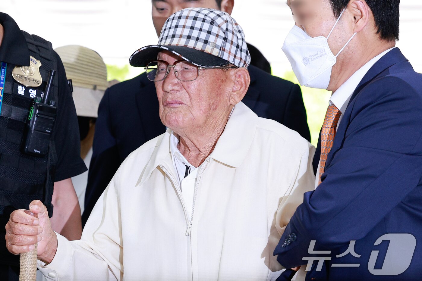 본문 이미지 - 20대 대선과 22대 총선 전후로 신도 5만 명 이상을 국민의힘에 집단 입당시키도록 지시한 의혹을 받는 이만희 신천지예수교증거장막성전(신천지) 총회장이 24일 오후 서울 서초구 중앙지방법원에서 열린 정당법 위반·업무방해 혐의 구속 전 피의자 심문(영장실질심사)에 출석하고 있다. 2026.6.24 ⓒ 뉴스1 안은나 기자